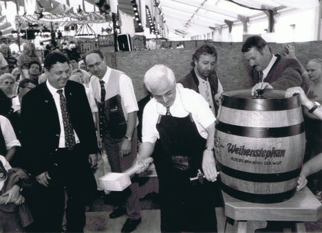 Erster Bieranstich des Freisinger OB Dieter Thalhammer 1994